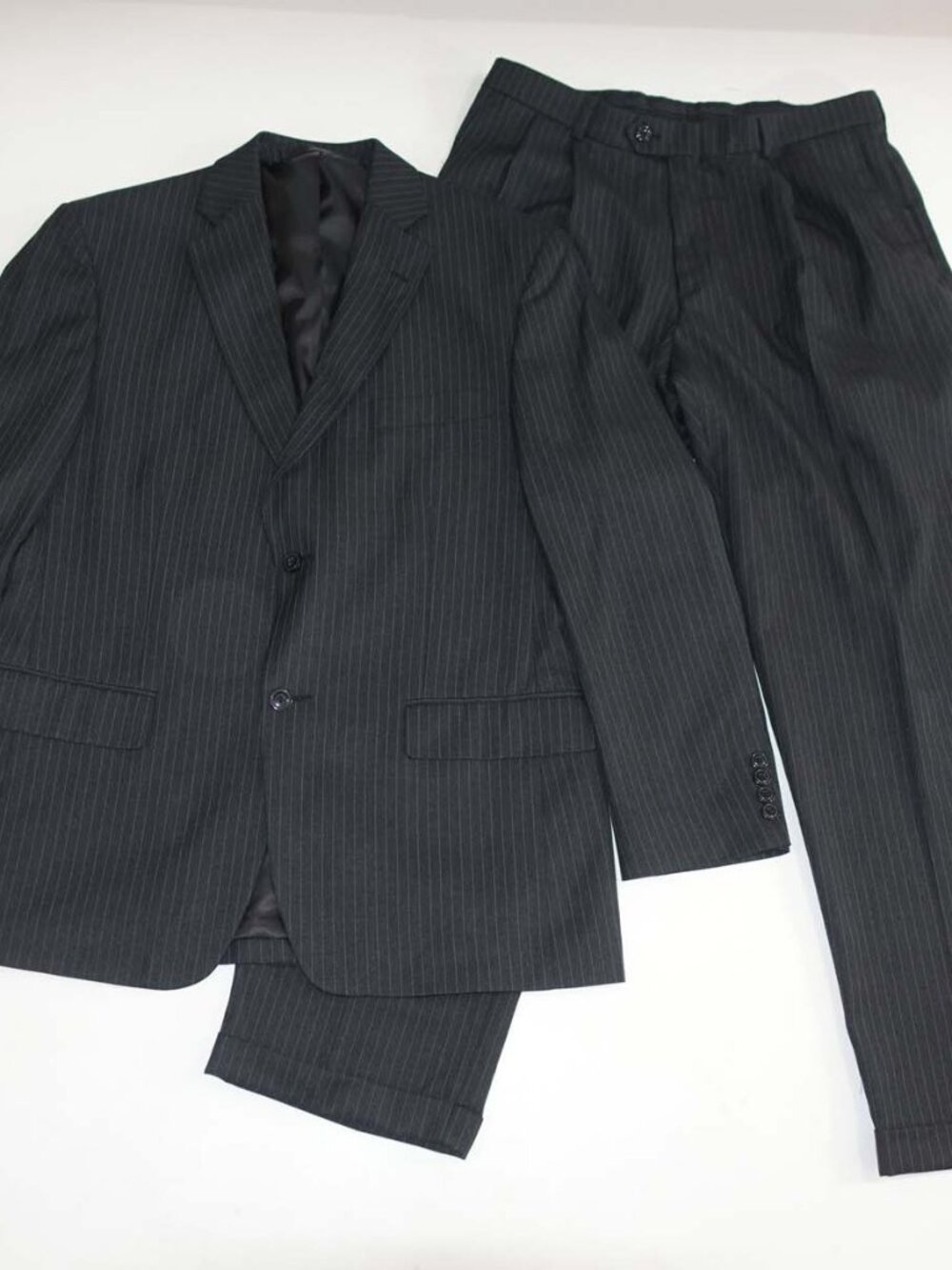 Haggar Men's Pinstripe 2 Button Suit Size 42 Regular 34 x 30 Charcoal Gray 42R